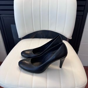 ECCO size 9 (40) Sleek Shape Pumps 75